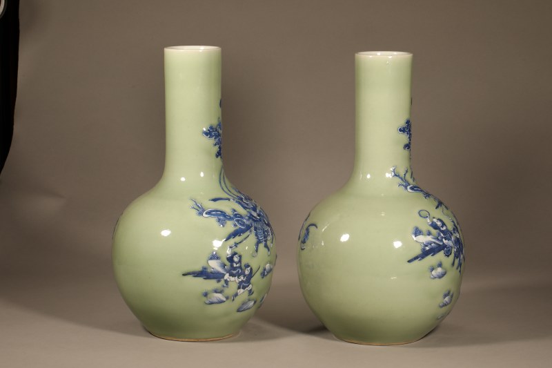 清中期 豆青釉堆粉青花人物天球瓶 - 图3