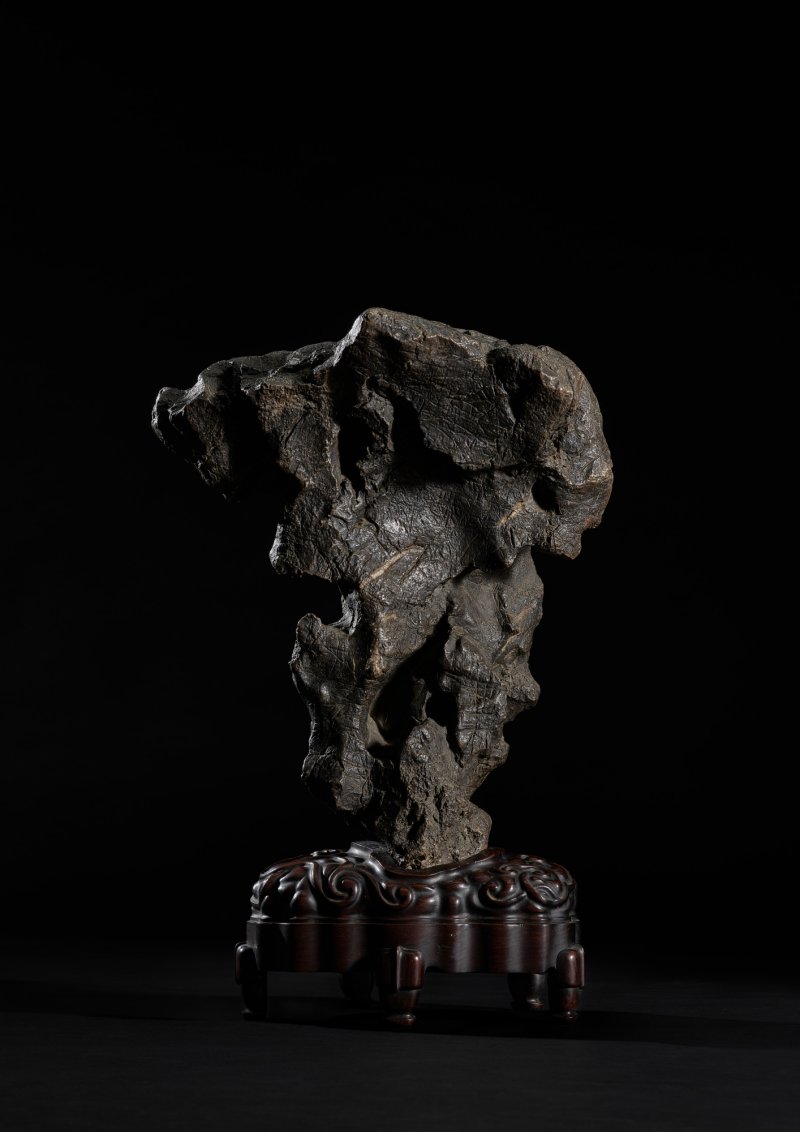 A lingbi scholar’s rock, Ming – Qing dynasty | 明至清　靈璧石供 - 图1