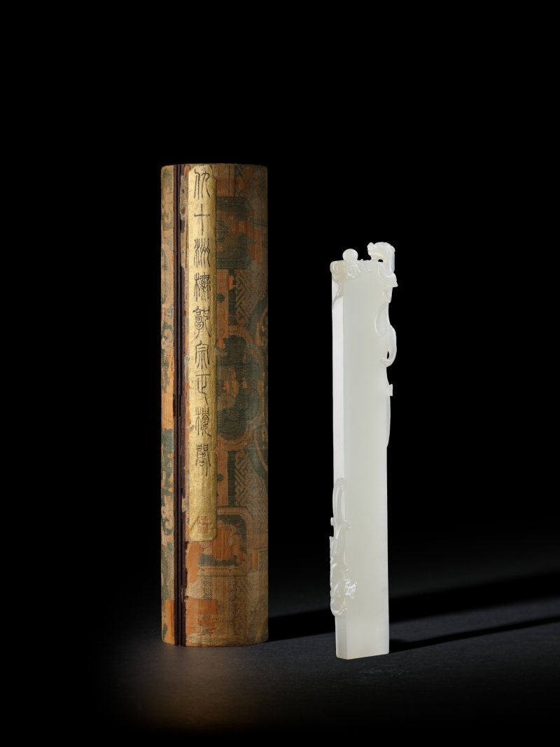 A fine imperial white jade ‘dragon’ scroll weight, Qing dynasty, Qianlong period | 清乾隆　御製白玉蒼龍教子鎮尺 - 图1