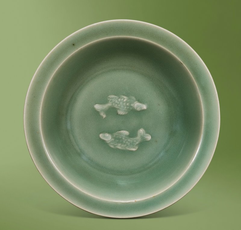 A LONGQUAN CELADON ‘TWIN FISH’ DISH  CHINA, SOUTHERN SONG DYNASTY (1127-1279) - 图1