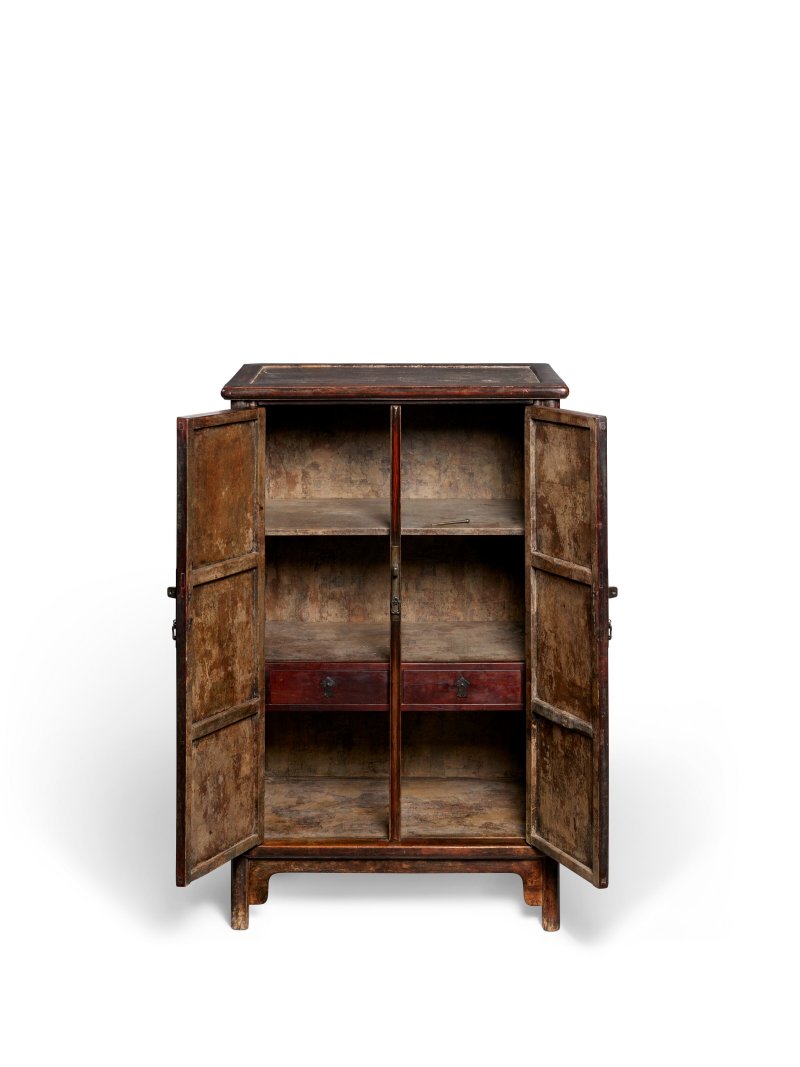 A RARE HUAMU BURL AND HUANGHUALI SLOPING-STILE CABINET  CHINA, 17TH-18TH CENTURY - 图2