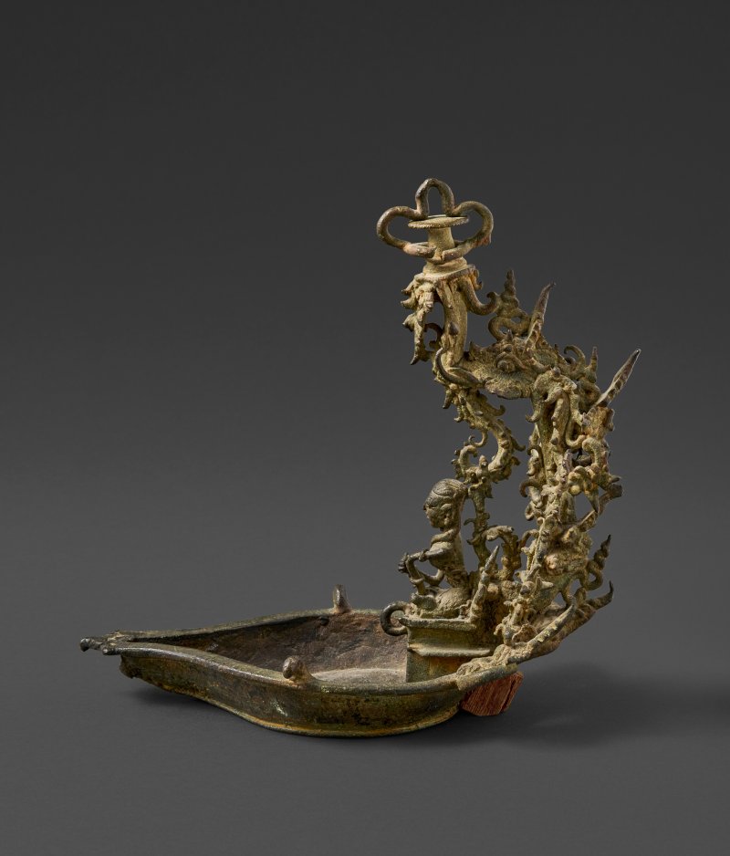 A COPPER ALLOY HANGING OIL LAMP  EASTERN INDONESIA, 12TH-15TH CENTURY - 图3