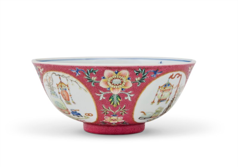 A FAMILLE ROSE SGRAFFIATO RUBY-GROUND 'MEDALLION' BOWL  CHINA, QING DYNASTY, DAOGUANG SIX-CHARACTER SEAL MARK IN UNDERGLAZE BLUE AND OF THE PERIOD (1821-1850) - 图3