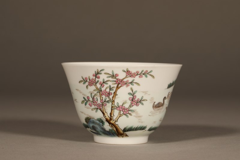 清 粉彩桃花鸭戏杯 - 图3