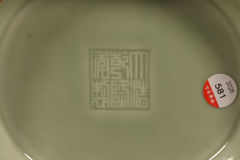 清乾隆 豆青釉暗刻夔龙纹双耳瓶 - 图3