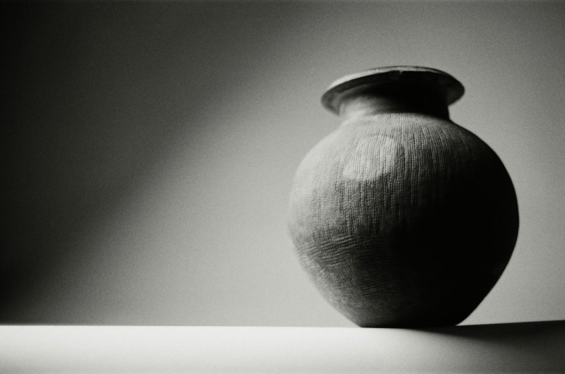 The Sir Percival David pottery jar, Zhou dynasty; imperially inscribed with Qianlong’s poem Yong Tao Zun (“Ode to a Pottery Zun”), very likely composed for this vessel and dated to the summer of the jichou year (1769) |  周　印紋灰陶尊　刻清高宗御製詩〈詠陶尊〉　《乾隆己丑夏御題》款　「德充符」印 - 图3