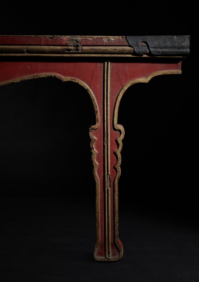A rare imperial cinnabar lacquer and silver-fitted table, Early Qing dynasty | 清初　御製紅漆銀包角鏨花插肩榫劍腿供案 - 图4