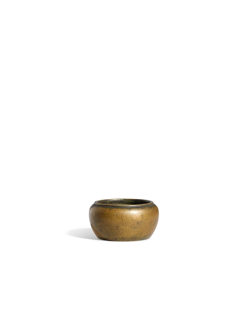 A bronze ‘alms bowl’ incense burner, Qing dynasty, Chunguitang ( ‘osmanthus hall’) mark | 清　銅鉢式爐　《春桂堂》款 - 图1