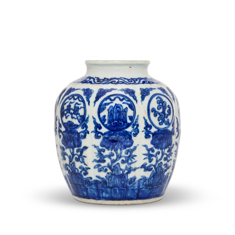 明嘉靖 青花蓮托十二章圖罐 雙圈六字楷書款  CHINA, MING DYNASTY, JIAJING SIX-CHARACTER MARK IN UNDERGLAZE BLUE AND OF THE PERIOD (1522-1566) - 图3