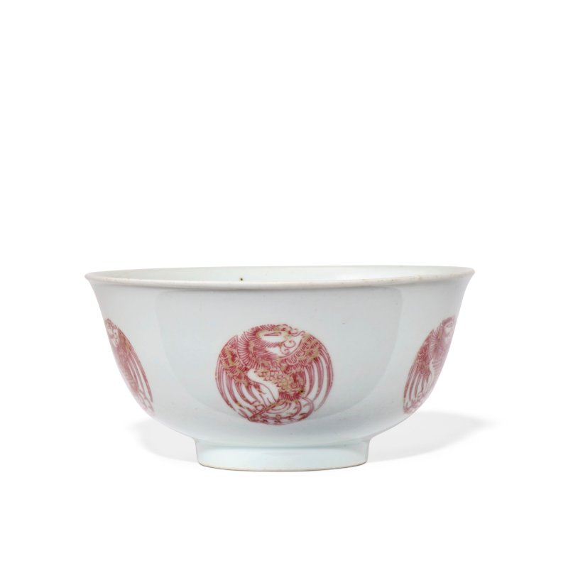A COPPER-RED-DECORATED 'PHOENIX MEDALLION' BOWL  CHINA, QING DYNASTY, DAOGUANG SIX-CHARACTER SEAL MARK IN UNDERGLAZE BLUE AND OF THE PERIOD (1821-1850) - 图2
