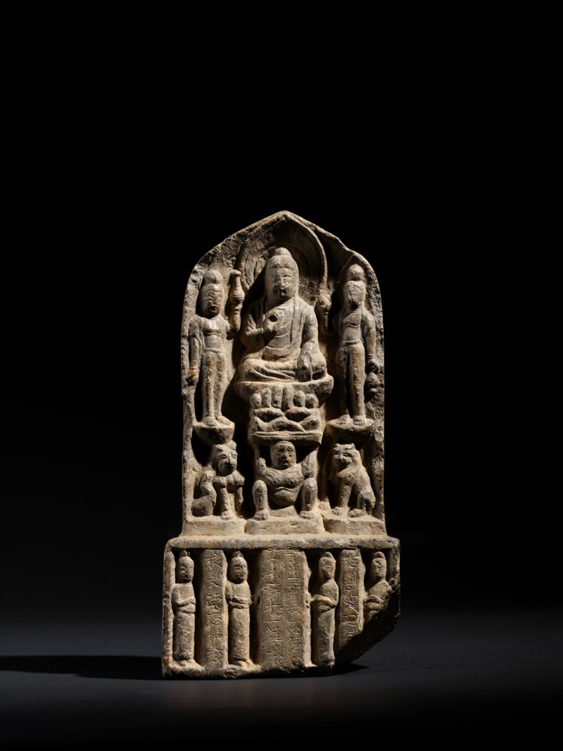 An inscribed limestone votive stele with Buddhist triad, Tang dynasty | 唐　廉玄意鐫石灰石雕刻銘造像碑 - 图1