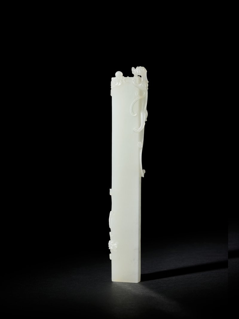 A fine imperial white jade ‘dragon’ scroll weight, Qing dynasty, Qianlong period | 清乾隆　御製白玉蒼龍教子鎮尺 - 图2