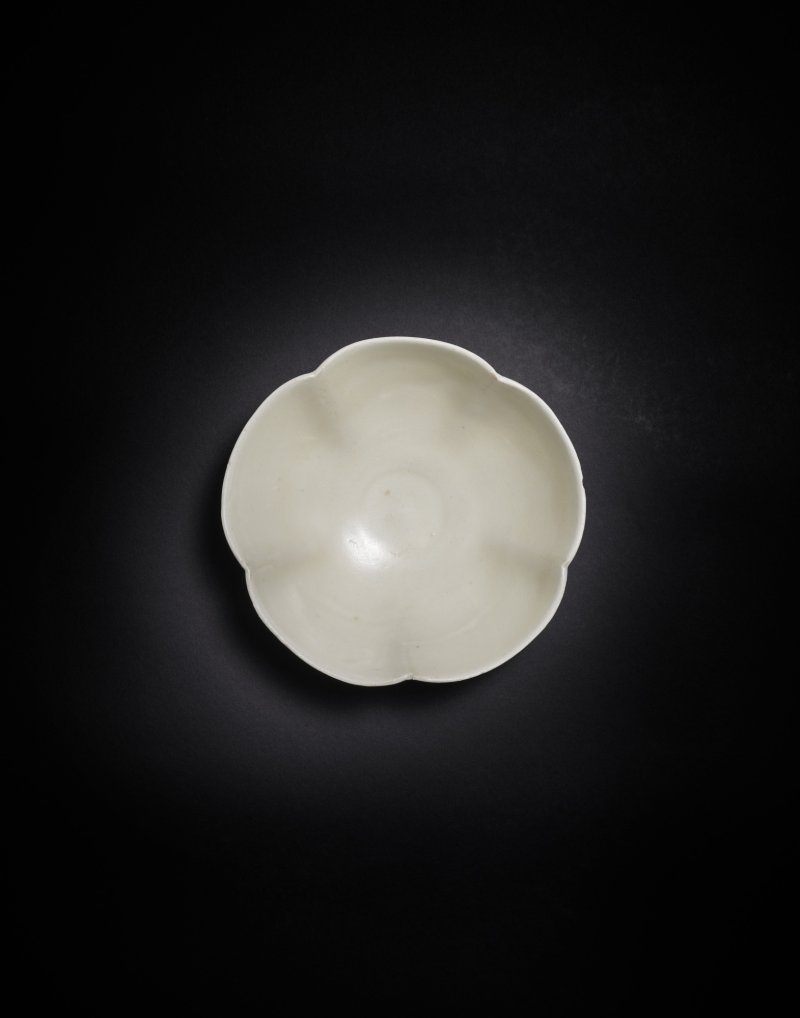 A Xing white-glazed lobed cup, Late Tang dynasty – Five Dynasties | 晚唐至五代 邢窰五瓣花口盃 - 图1