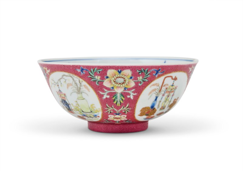 A FAMILLE ROSE SGRAFFIATO RUBY-GROUND 'MEDALLION' BOWL  CHINA, QING DYNASTY, DAOGUANG SIX-CHARACTER SEAL MARK IN UNDERGLAZE BLUE AND OF THE PERIOD (1821-1850) - 图4