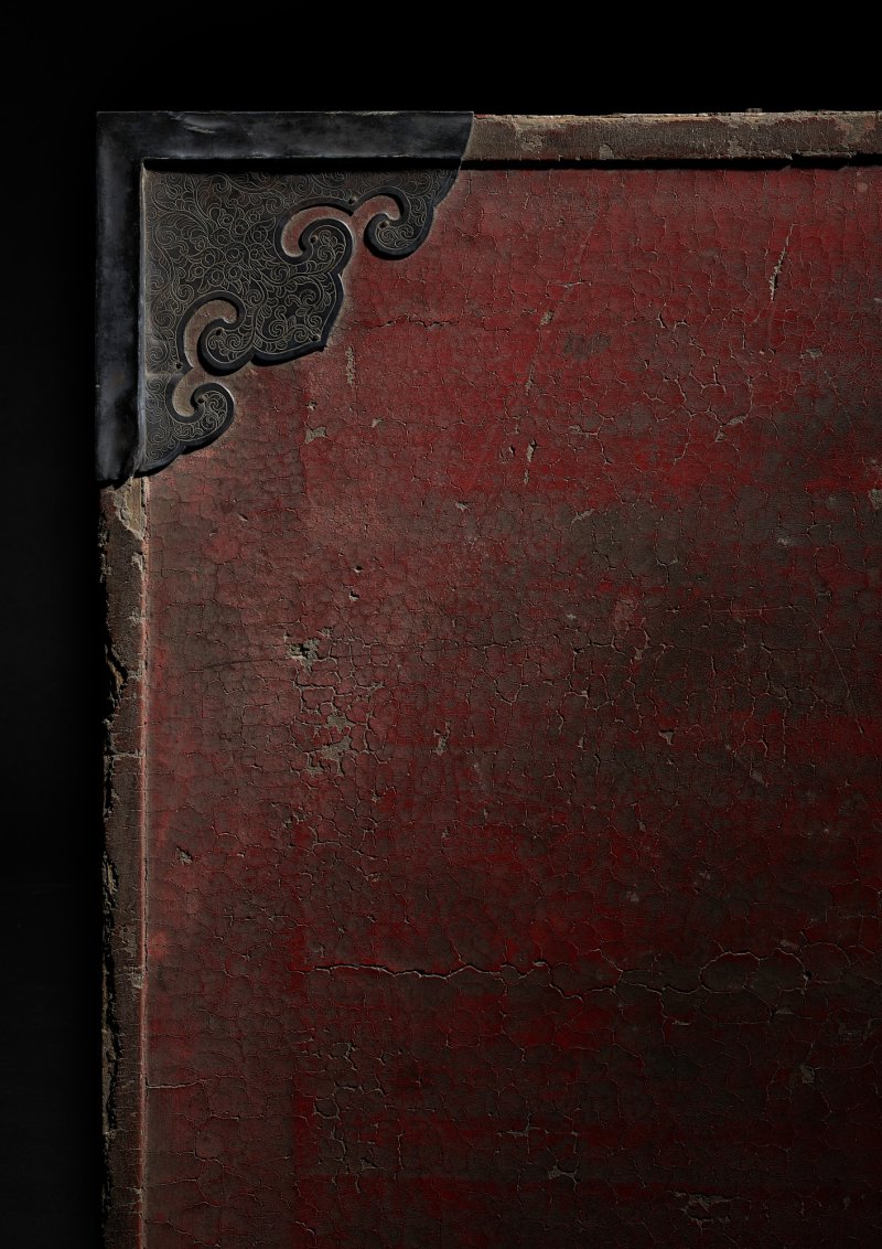 A rare imperial cinnabar lacquer and silver-fitted table, Early Qing dynasty | 清初　御製紅漆銀包角鏨花插肩榫劍腿供案 - 图5