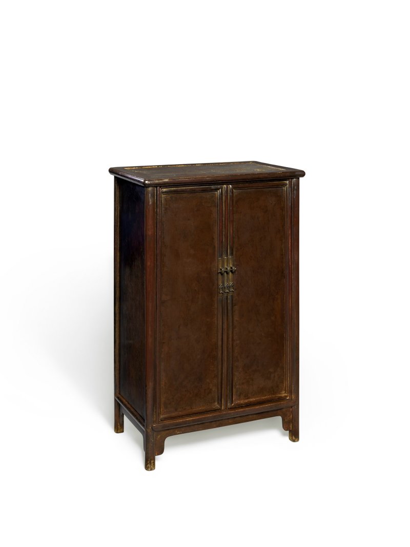 A RARE HUAMU BURL AND HUANGHUALI SLOPING-STILE CABINET  CHINA, 17TH-18TH CENTURY - 图3