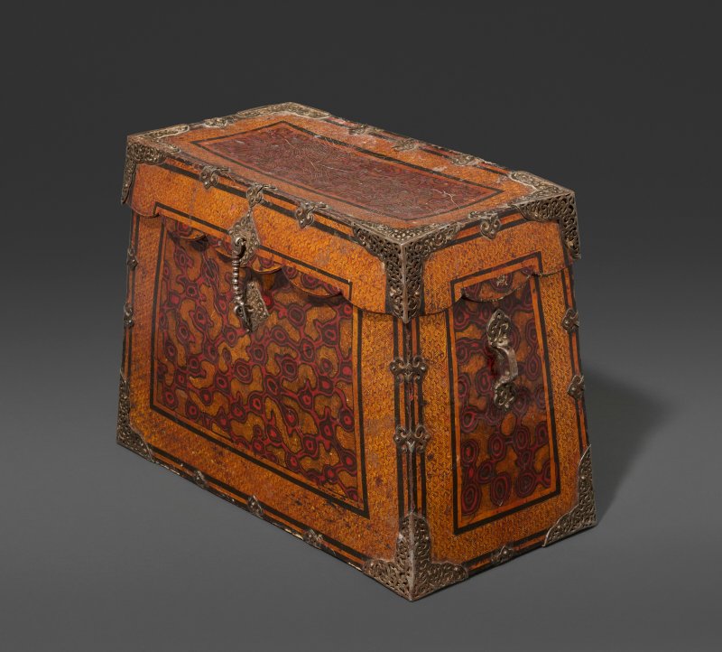 A WOOD AND LACQUERED LEATHER IRON BOND TRAVEL TRUNK  TIBET, 16TH CENTURY - 图3