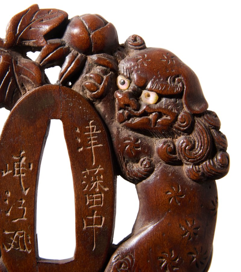 A LACQUERED-WOOD TSUBA (HAND GUARD FOR A DAGGER)  JAPAN, EDO PERIOD (LATE 18TH-EARLY 19TH CENTURY), SIGNED TSUHAN TANAKA MINKO WITH CURSIVE MONOGRAM (KAO) (TANAKA MINKO; 1735-1816) - 图5