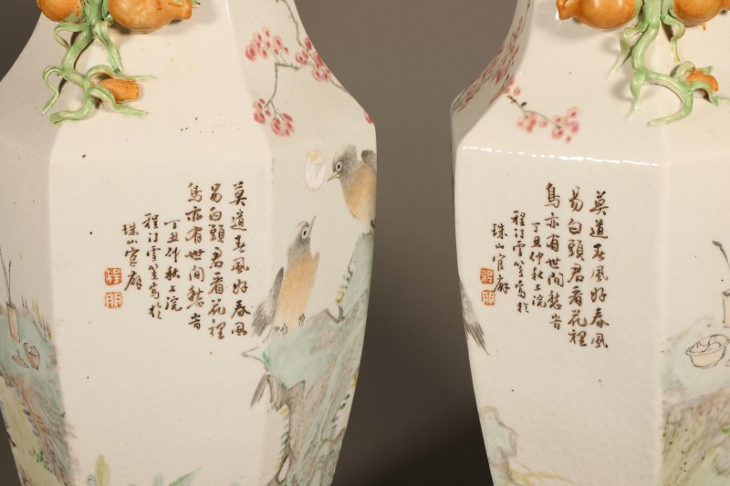 程门 浅绛彩花鸟人物故事石榴耳方瓶 - 图2