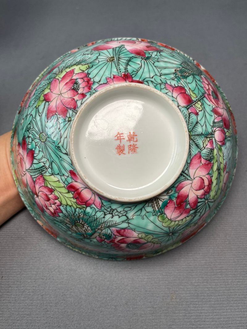 清晚期 粉彩绿地荷花纹碗 - 图9