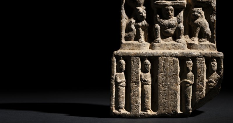 An inscribed limestone votive stele with Buddhist triad, Tang dynasty | 唐　廉玄意鐫石灰石雕刻銘造像碑 - 图2