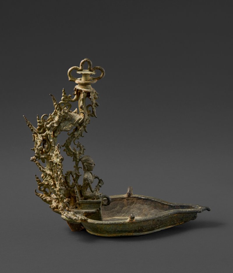A COPPER ALLOY HANGING OIL LAMP  EASTERN INDONESIA, 12TH-15TH CENTURY - 图4