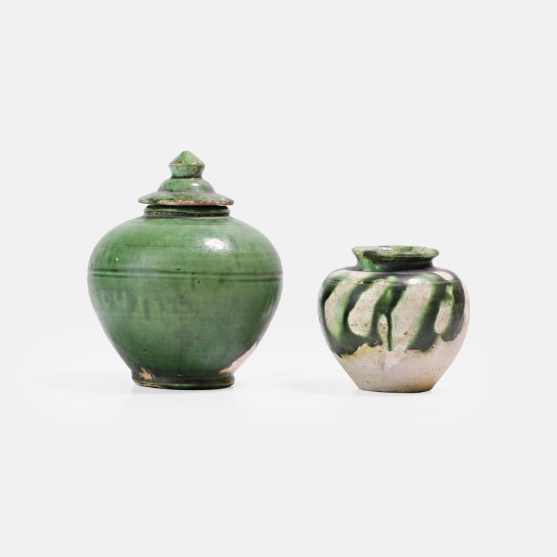 唐 绿釉罐 一组两件 | Two Chinese sancai-glazed jars Tang dynasty (618-907), of ovoid form - 图2