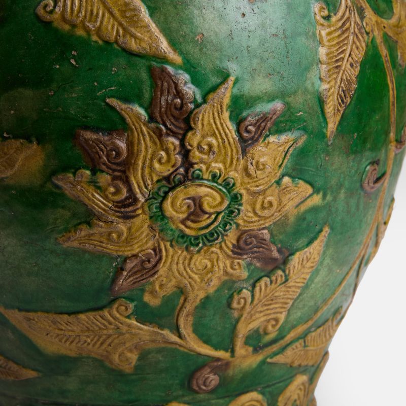 明 素三彩贴花宝相花纹五系罐 | A Chinese sancai-enamelled 'Tradescant' stoneware jar Ming dynasty (1368-1644), heavily potted - 图1