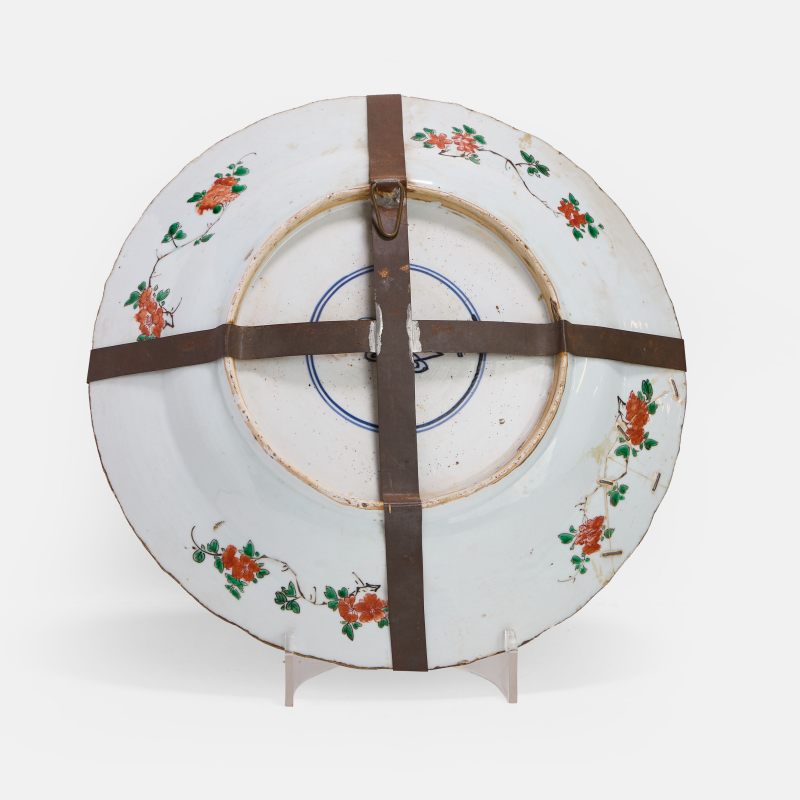 清康熙 五彩开光牡丹纹花口大盘 | A Chinese famille verte charger Kangxi (1662-1722), of lobed form