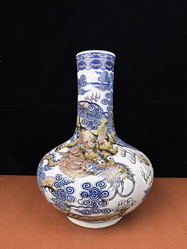 清中期 青花釉里红云龙纹天球瓶 - 图5