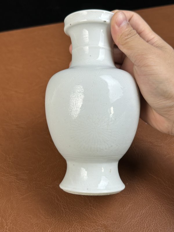 清康熙 白釉暗刻花卉盘口瓶 - 图7