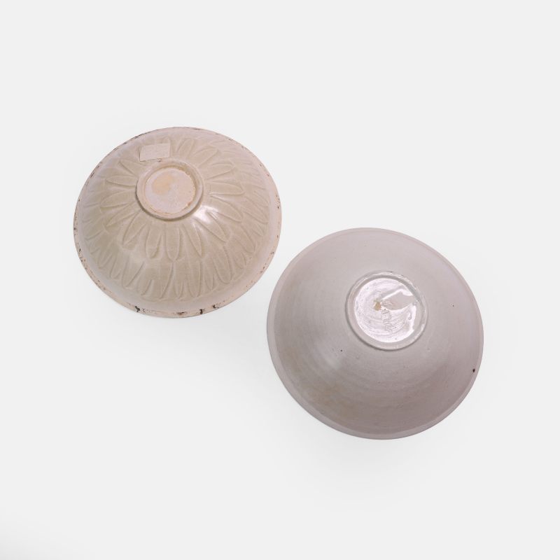 宋 白釉碗 一组两件 | Two Chinese stoneware bowls Song dynasty (960-1279), comprising:
one with incised flowers - 图1