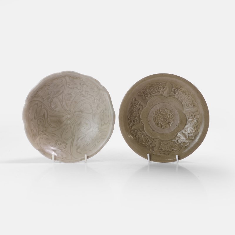 宋至元 青釉碗 一组两件 | Two Chinese celadon-glazed dishes 12th-14th century, comprising:
one lobed - 图3