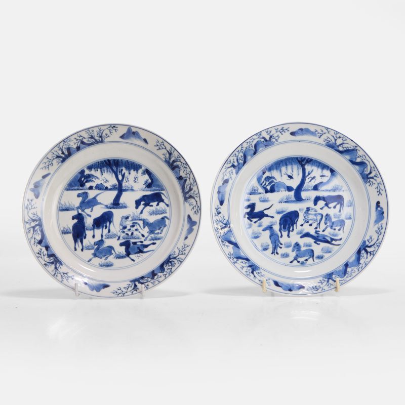 清康熙 青花八骏图盘 一对 | A pair of Chinese blue and white dishes Kangxi (1662-1722), each of circular form - 图2