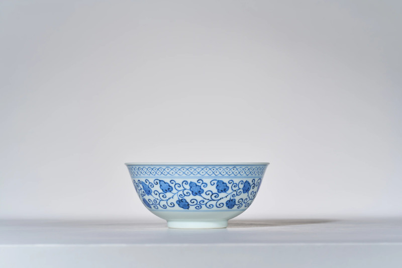 清道光 青花外苜蓿花内莲池纹碗 - 图8