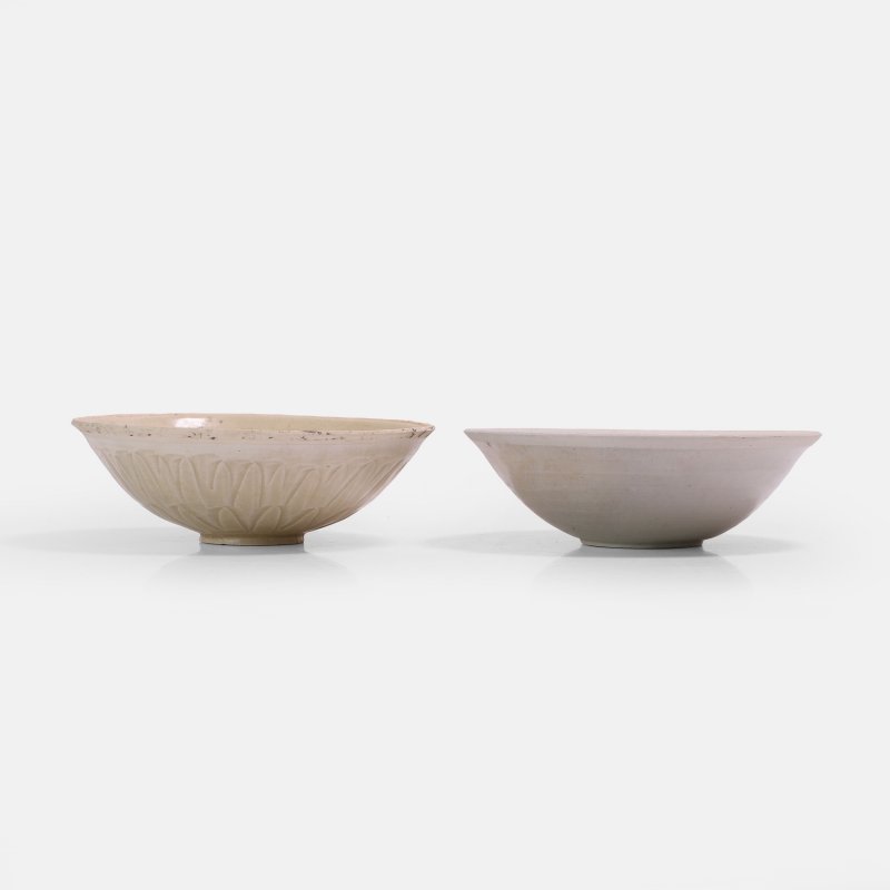 宋 白釉碗 一组两件 | Two Chinese stoneware bowls Song dynasty (960-1279), comprising:
one with incised flowers - 图2