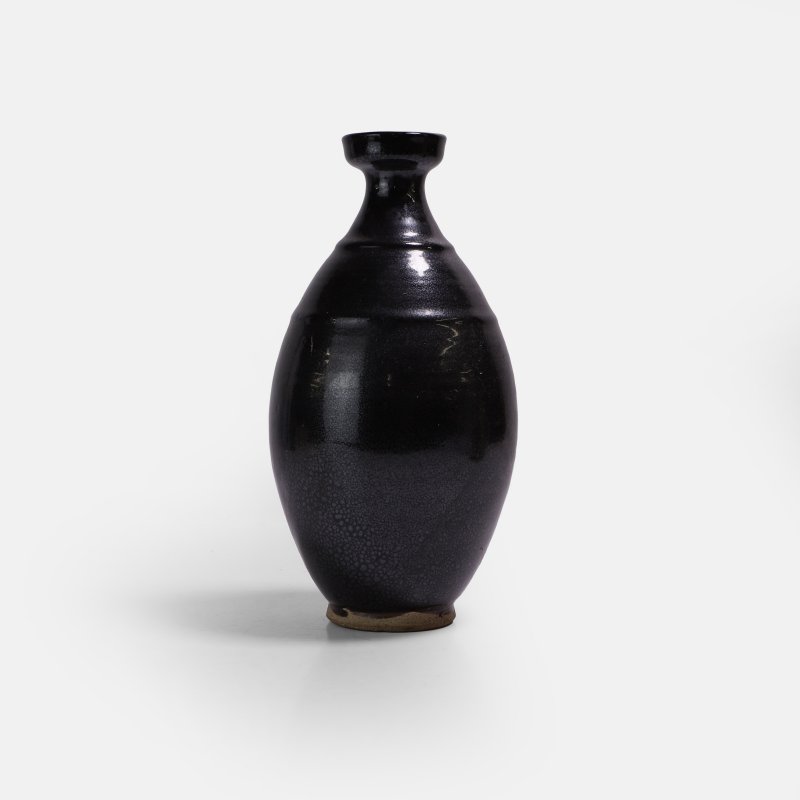 清 黑釉弦纹瓶 | A Chinese 'oil spots' vase Qing dynasty (1644-1911), the elongated ovoid body rising from a short foot to a waisted neck and flared mouth - 图2