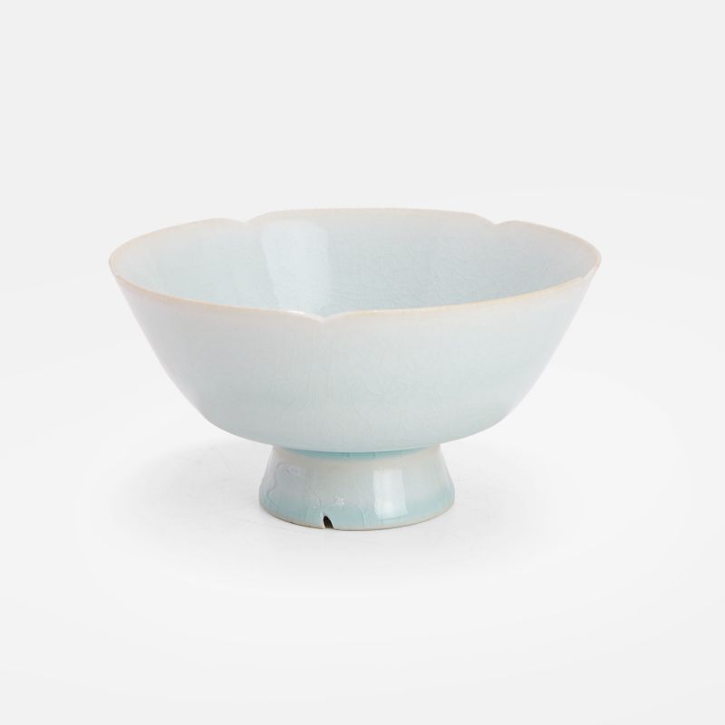 南宋或更晚 青白釉花口高足碗 | A Chinese qingbai ware stem bowl Southern Song or later, the tapering body with a lobed rim - 图2