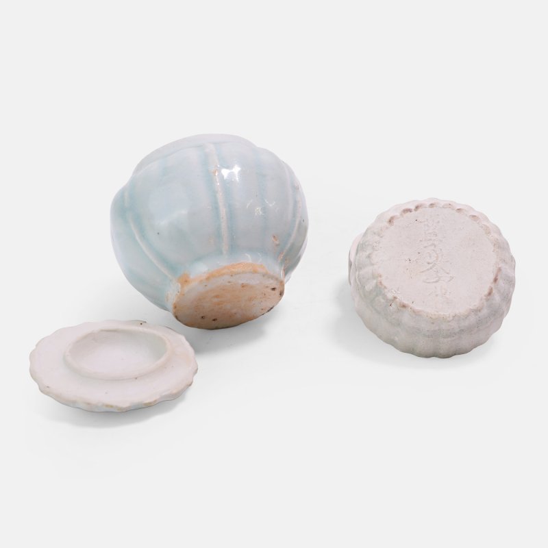 宋 青白釉花口盖盒 一组两件 | Two Chinese qingbai-glazed boxes and covers Song dynasty (960-1279), each of lobed form - 图1