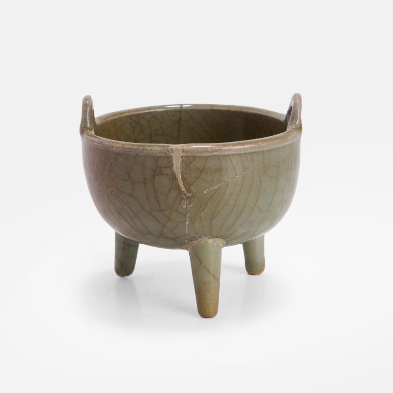 南宋或更晚 龙泉青釉三足香炉 | A Chinese Longquan celadon incense burner Southern Song or later, the globular body supported on three tall spreading feet - 图3