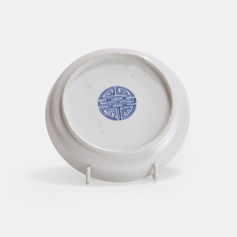 诗题：洗砚鱼吞墨，烹茶鹤避烟 | A Chinese blue and white dish Guangxu (1875-1908), painted with a literatus seated below a pine tree