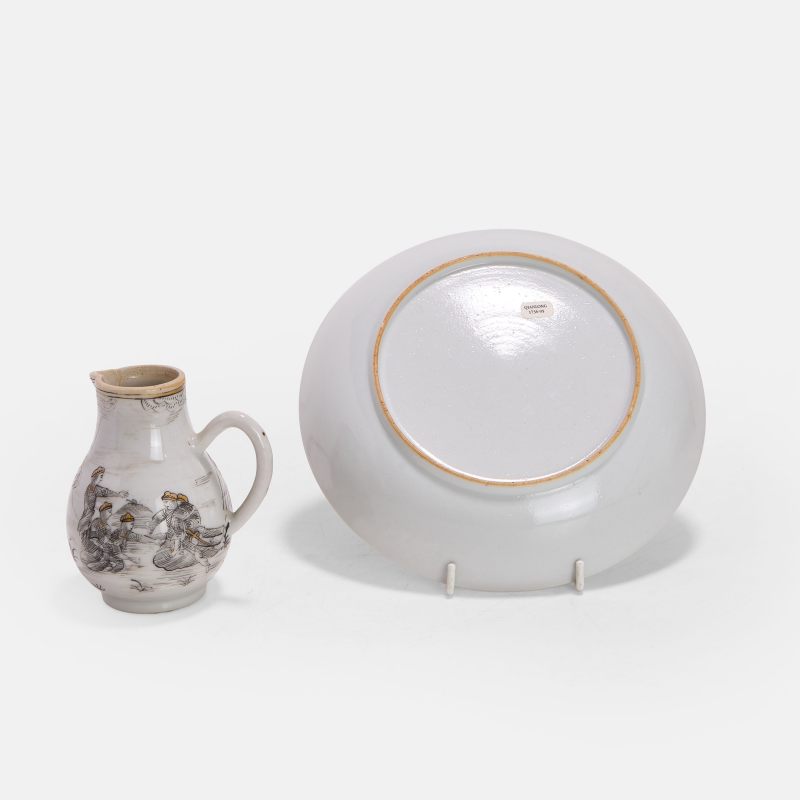 清十八世纪 外销墨彩耶稣受难图盘及奶壶 | Two pieces of Chinese export en grisaille porcelain 18th century, comprising:
a plate
