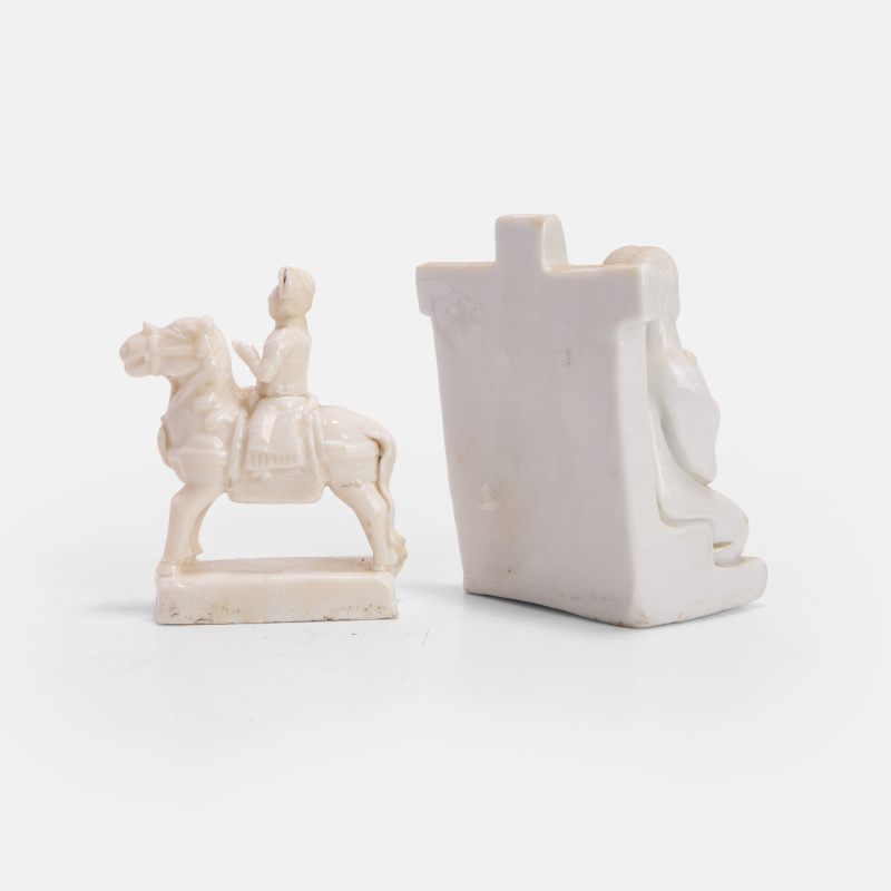 清十八世纪 德化窑白釉人物摆件 一组两件 | Two Chinese export blanc de Chine figure groups 18th century, one with two praying nuns kneeling in front of a cross