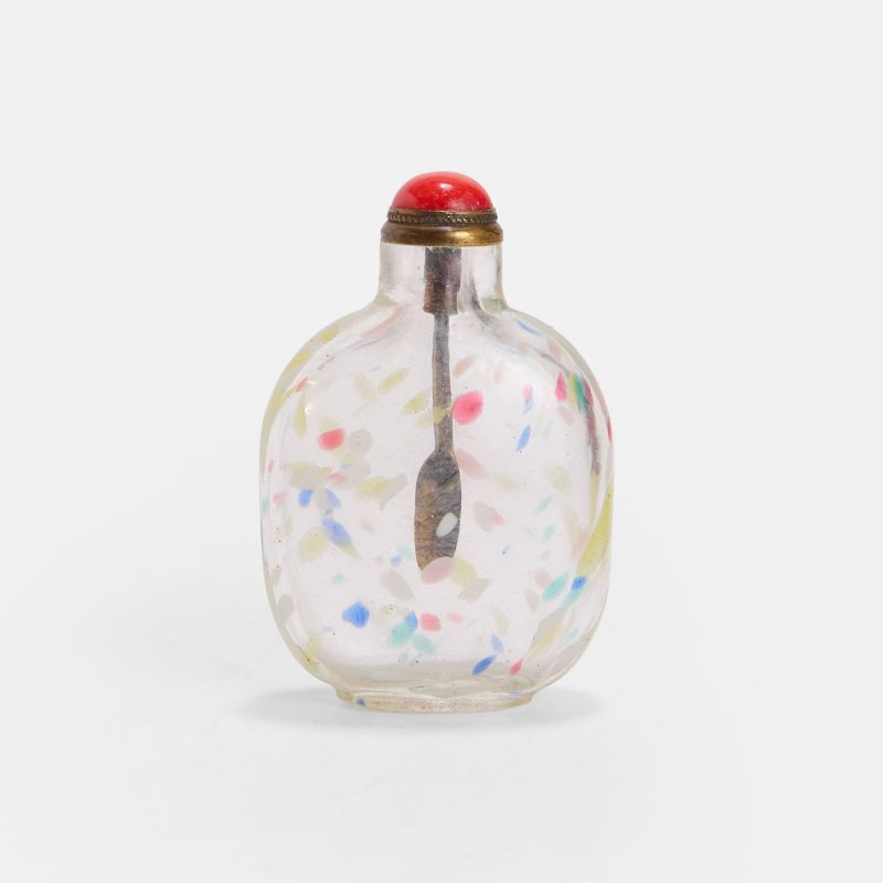 清十八至十九世纪 透明料搅色鼻烟壶 | A Chinese multicoloured splashed glass snuff bottle 18th-19th century, of flattened ovoid form supported by a rounded oval foot