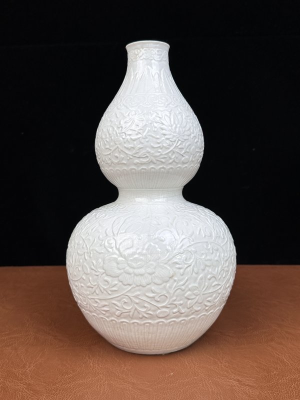 清乾隆  仿定白釉凸花缠枝莲纹葫芦瓶 - 图9