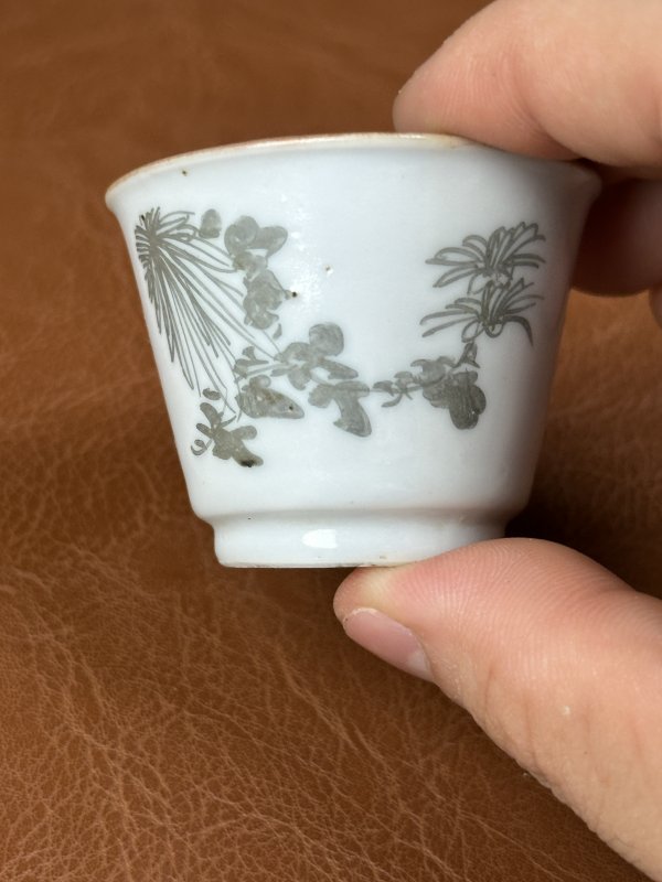 清乾隆 内松石绿地外墨彩花卉诗文杯一对 - 图13