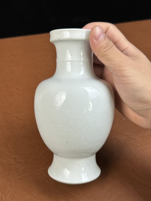 清康熙 白釉暗刻花卉盘口瓶 - 图11