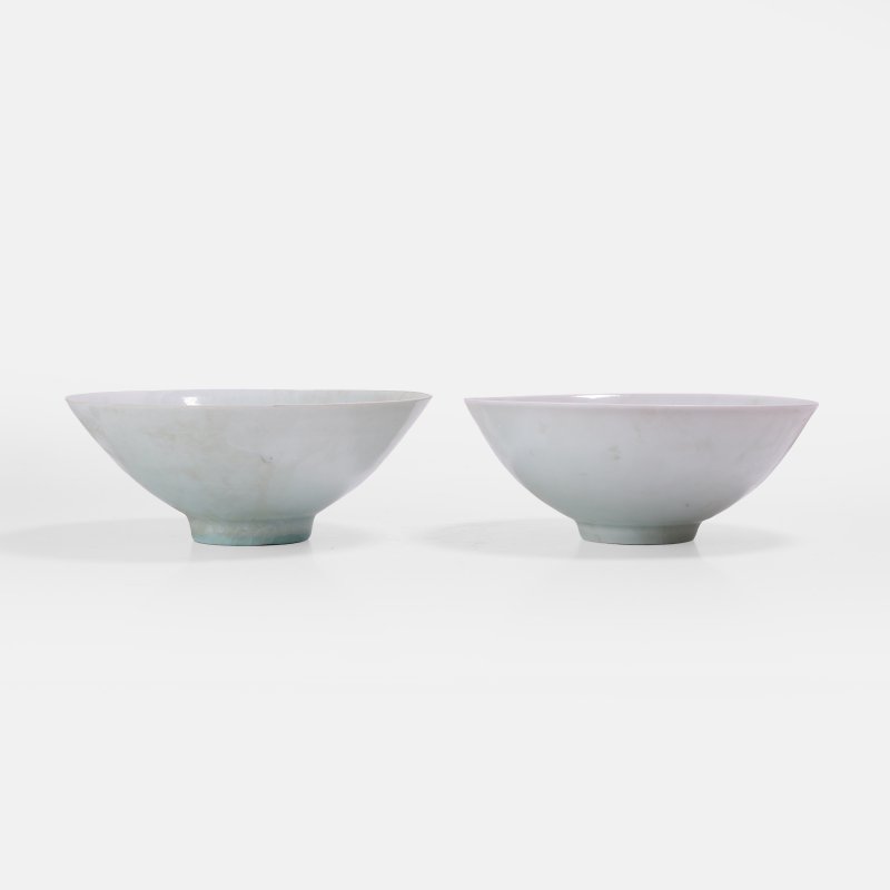 南宋 青白釉水波纹碗 一组两件 | Two Chinese qingbai-glazed bowls Southern Song dynasty (1127-1279), each with rounded sides rising from a circular foot - 图3