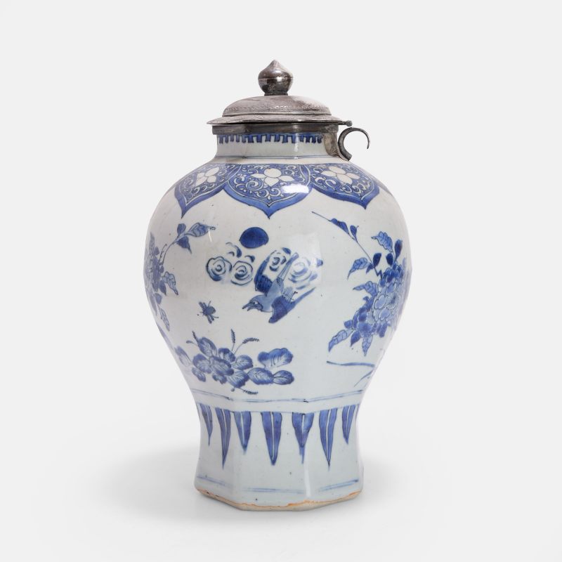 明崇祯 青花花鸟图八方瓶 | A Chinese blue and white vase Chongzhen (1628-1644), of octagonal form - 图1