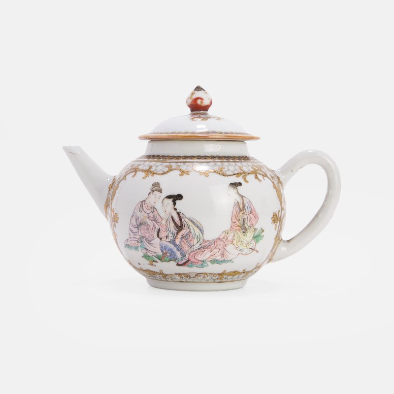 清乾隆 粉彩描金人物故事图茶壶 | A Chinese famille rose teapot and cover Qianlong (1736-1795), the globular body decorated to one side with a scene of an amorous couple seated on banana leaves whilst drinking
